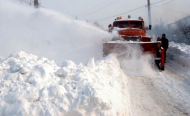 Armata intervine în judeţul Constanţa pentru deblocarea unor camioane înzăpezite şi a unor căi de acces