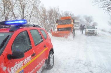 Vaslui: Ambulanţă cu un pacient în comă, blocată pe un drum judeţean timp de o oră, din cauza viscolului