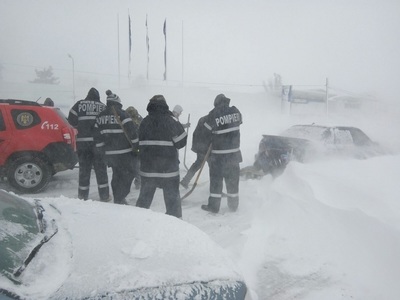 Peste 90 de persoane, salvate de pompieri după ce au rămas înzăpezite cu autoturisme, autocare şi microbuze pe drumul Constanţa – Valu lui Traian
