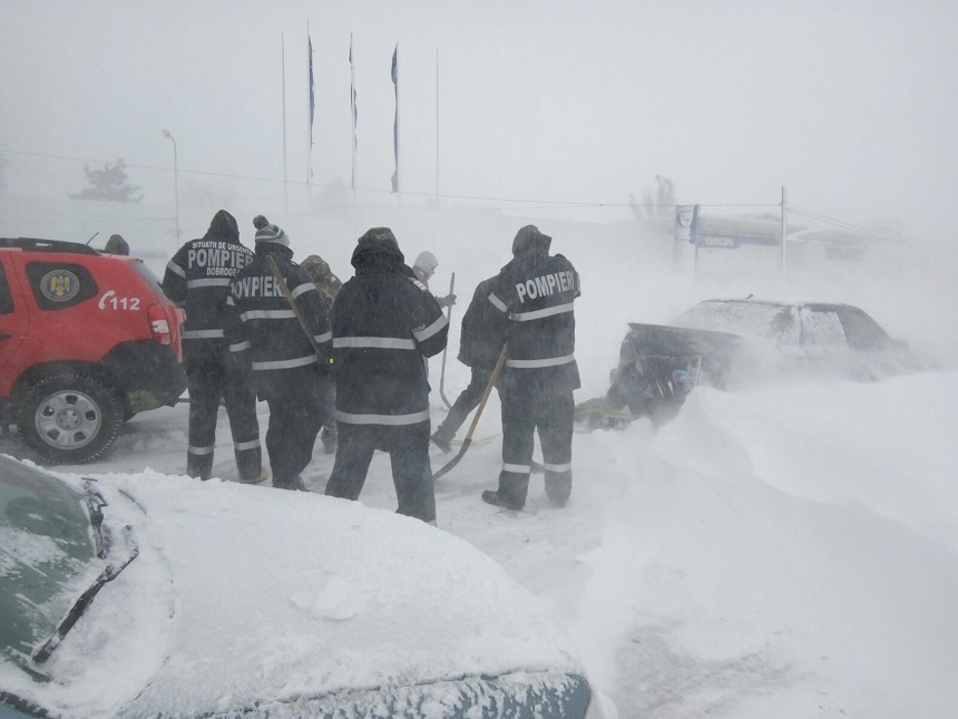 Galaţi: Nouă persoane rămase blocate cu maşinile în zăpadă, salvate de pompieri
