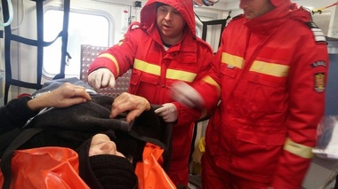 Vrancea: Femeia însărcinată şi bătrâna cu fractură la şold care au cerut ajutor medical, preluate de pompieri după o intervenţie anevoioasă