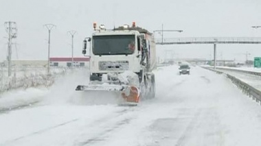 Cele aproximativ o sută de persoane rămase pe A2, conduse la maşini şi apoi escortate în convoi până la o ieşire de pe autostradă