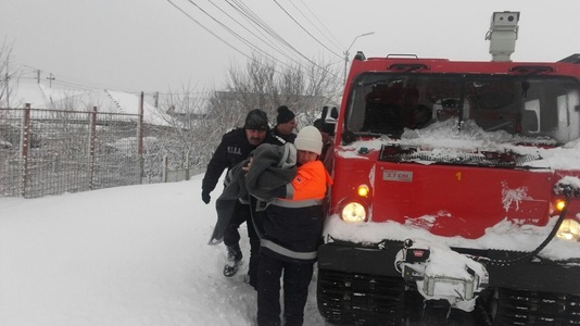 Constanţa: Două femei au născut acasă, coordonate telefonic de un doctor de la Ambulanţă; echipajele medicale nu au reuşit să ajungă la ele din cauza viscolului - FOTO