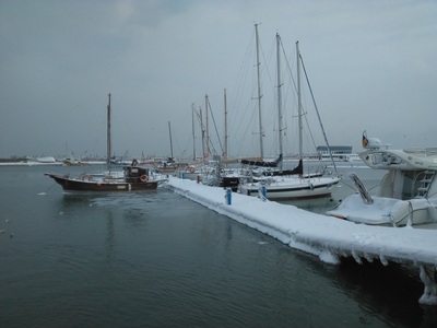 Portul Tomis a îngheţat; zeci de constănţeni au ieşit la plimbare pe faleză - FOTO/VIDEO