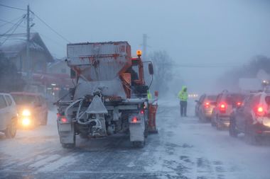 Trei ciobani rămaşi înzăpeziţi, salvaţi de la o fermă din judeţul Tulcea