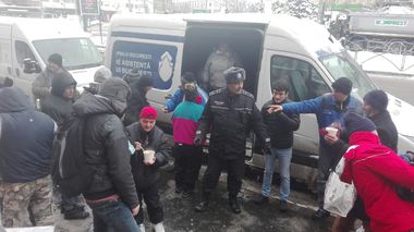 REPORTAJ: Mâncare caldă şi haine pentru oamenii străzii, la Gara de Nord. Unii s-au declarat fericiţi, alţii s-au plâns de gustul mâncării - FOTO