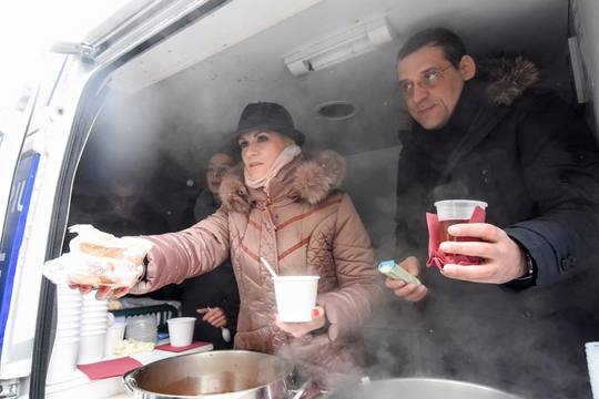 Primarul Capitalei, Gabriela Firea, şi primarul Sectorului 6, Gabriel Mutu, au împărţit ajutoare persoanelor fără adăpost/Foto: Facebook - Gabriela Firea
