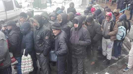 Mâncare caldă şi haine împărţite oamenilor străzii la Gara de Nord din Capitală/Foto: Cristina Radu