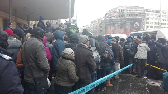 Mâncare caldă şi haine împărţite oamenilor străzii la Gara de Nord din Capitală/Foto: Cristina Radu