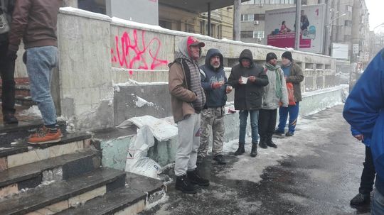 Mâncare caldă şi haine împărţite oamenilor străzii la Gara de Nord din Capitală/Foto: Cristina Radu