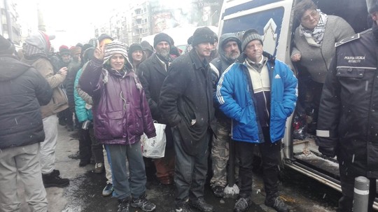 Mâncare caldă şi haine împărţite oamenilor străzii la Gara de Nord din Capitală/Foto: Cristina Radu