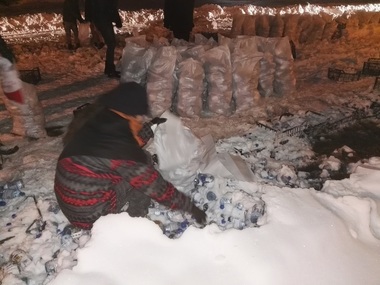 Sticlele îngheţate cu agheasmă mare, recuperate de Arhiepiscopie din Portul Tomis după aproape patru zile