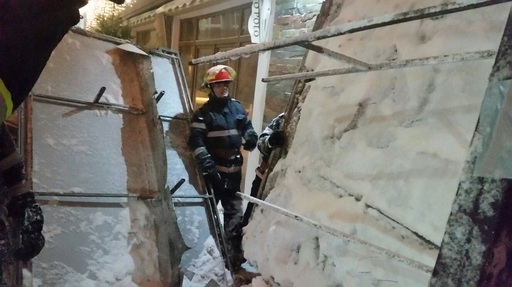 Constanţa: Bărbat la spital după ce un panou stradal a căzut peste el, din cauza vântului puternic - FOTO