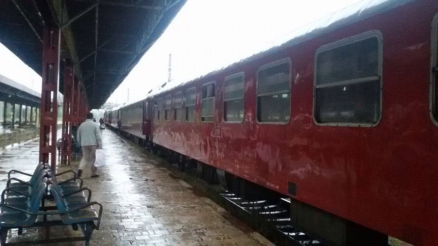Un tren InterRegio pe relaţia Constanţa – Iaşi în care se află aproximativ 70 de călători s-a defectat