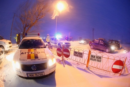 Buzău: Cel puţin opt autoturisme înzăpezite, deblocate de echipajele de salvare - FOTO