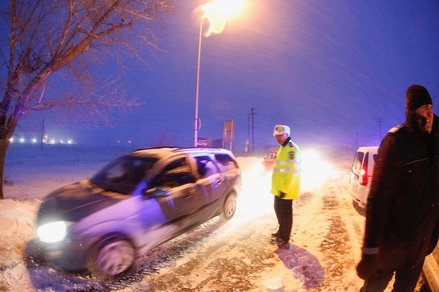 Galaţi: Trei persoane blocate cu maşinile în zăpadă, salvate de echipele ISU şi drumari