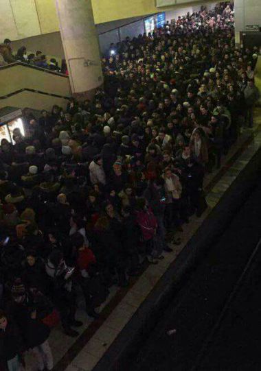Aglomeraţie în mai multe staţii de metrou, peroanele şi căile de acces au fost pline de călători - FOTO