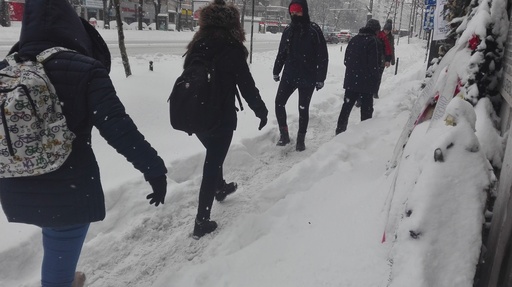 REPORTAJ - Trotuare înzăpezite, maşini blocate sub troiene şi trafic îngreunat în Capitală: "Dacă aş lua RATB-ul, nu aş ajunge nici mâine la muncă”