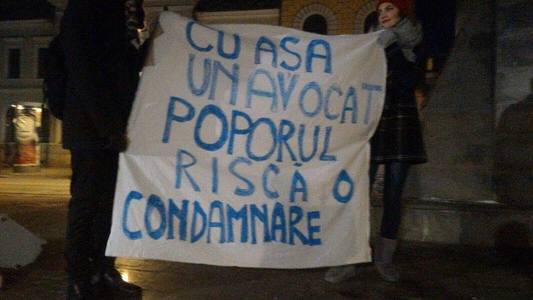 Peste 800 de persoane au protestat la Cluj, cerând demisia Avocatului Poporului: ”Cu aşa un avocat poporul riscă o condamnare”
