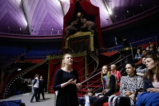 La Circul Globus, 115 angajaţi care se declară îngrijoraţi pentru soarta instituţiei s-au adunat în manej pentru a-şi alege reprezentanţi: Nu suntem în grevă!