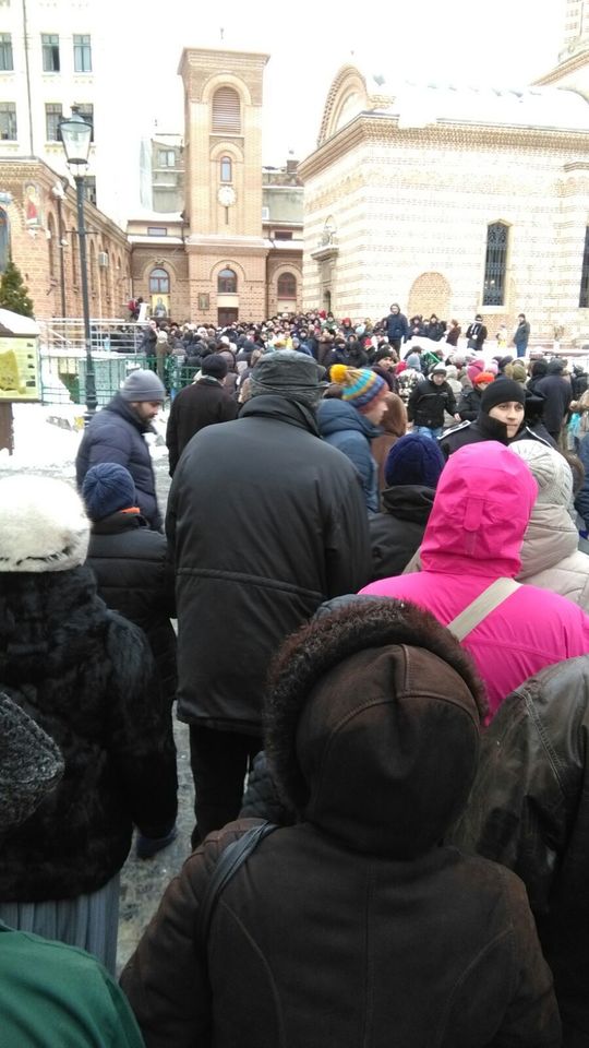 Mii de credincioşi s-au rugat la Sfântul Antonie cel Mare, la Biserica Domnească - Curtea Veche din Capitală, îndurând gerul şi viscolul/Foto: Elvira Gheorghiţă