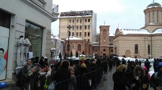 Mii de credincioşi s-au rugat la Sfântul Antonie cel Mare, la Biserica Domnească - Curtea Veche din Capitală, îndurând gerul şi viscolul/Foto: Elvira Gheorghiţă