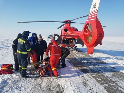Constanţa: Bebeluş de cinci luni cu probleme respiratorii, dus la spital cu un elicopter SMURD