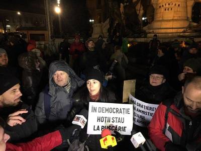 Cluj: Conflict între manifestanţi şi jandarmi la protestul faţă de proiectele de ordonanţă vizând graţierea: ”Jandarmeria apără hoţia” - FOTO, VIDEO