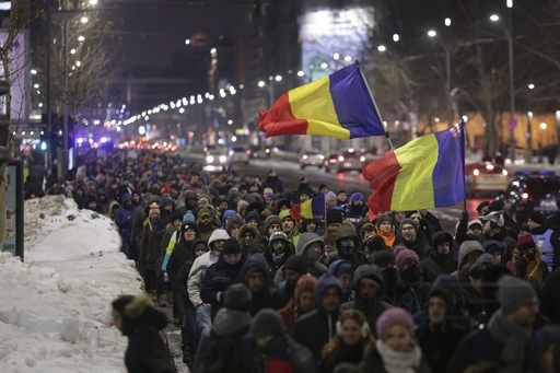 Protest în Capitală faţă de proiectele de graţiere şi modificare a Codului Penal - "În democraţie, hoţii stau la puşcărie!". Aproape 3000 de oameni au ajuns la Guvern. Alte câteva sute au protestat în marile oraşe - FOTO, VIDEO