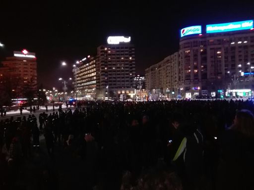 Aproape 3.000 de manifestanţi au ajuns la Guvern: "Demisia, demisia!", "DNA să vină să vă ia", "Jos penalii!