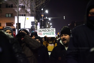Peste 3.000 de oameni au protestat în Piaţa Victoriei faţă de proiectele vizând justiţia: "Dragnea, nu uita, România nu-i a ta!"