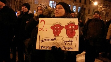 Sute de persoane protestează la Timişoara, Braşov, Sibiu, Ploieşti şi Iaşi, faţă de proiectele de ordonanţă vizând graţierea: ”La închisoare, nu la guvernare” - FOTO/ VIDEO