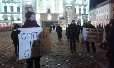Protestele din ţară s-au încheiat. La Timişoara, peste o mie de oameni au scandat ”Timişoara cere fără graţiere” şi spun că vor ieşi în stradă şi vineri
