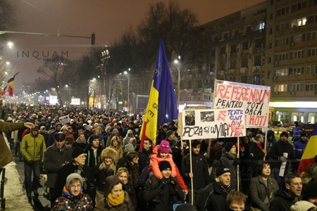 Aproximativ 20.000 de oameni au protestat în Piaţa Victoriei, apoi la sediul PSD. În Piaţa Universităţii, unde a început manifestaţia, a fost şi preşedintele Iohannis - VIDEO, FOTO