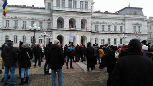 Peste două sute de arădeni participă la protestul faţă de proiectele privind graţierea şi Codul Penal - FOTO