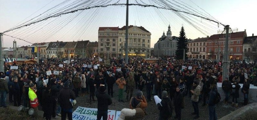 Numărul manifestanţilor la protestul de la Cluj a depăşit cinci mii de persoane, iar acţiunea continuă