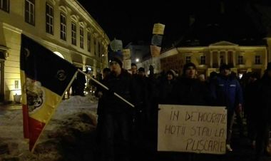 Peste două mii de oameni protestează şi la Sibiu faţă de proiectele privind graţierea şi modificarea Codului Penal