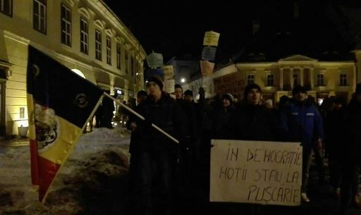 Peste două mii de oameni protestează şi la Sibiu faţă de proiectele privind graţierea şi modificarea Codului Penal