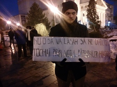 Galaţi: Peste 300 de persoane protestează faţă de proiectul ordonanţei privind graţierea şi modificarea Codului Penal