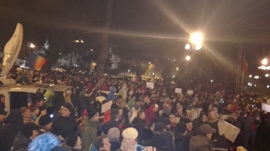 Peste o mie de oameni protestează şi la Braşov faţă de proiectele privind graţierea şi Codul Penal: "Dragnea, să ajungi, îmbrăcat în dungi“