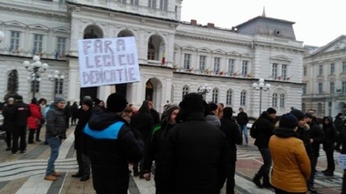 Zeci de mii de oameni protestează în mai multe oraşe. La Cluj sunt peste 5.000 de manifestanţi, iar la Sibiu şi Iaşi 2.000 de oameni - FOTO, VIDEO