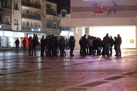Doar aproximativ 35 de persoane au protestat la Buzău, în timp ce la Craiova numărul manifestanţilor nu a depăşit o sută - FOTO