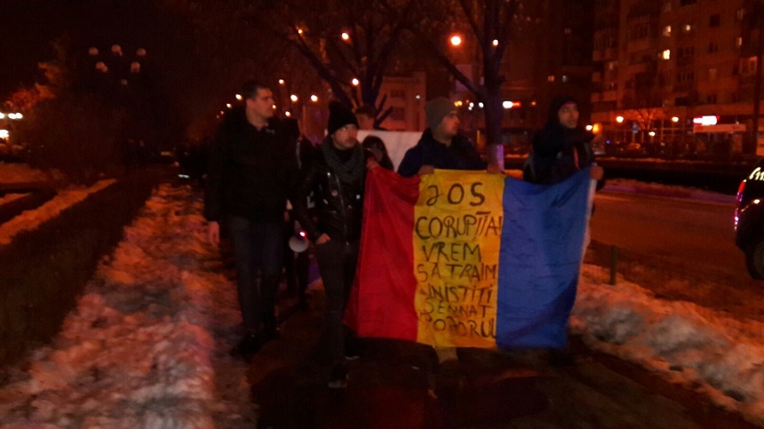 Aproximativ 200 de ploieşteni au protestat  în centrul oraşului, scandând lozinci împotriva Guvernului, a lui Dragnea şi a lui Mircea Cosma 
