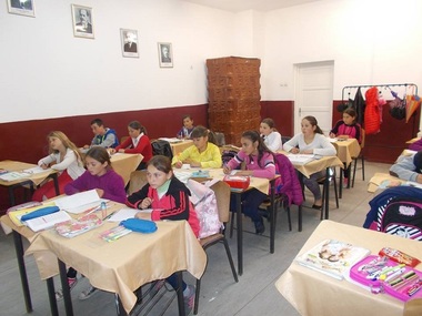 Preşedintele Federaţiei Asociaţiilor de Părinţi: Piaţa manualelor auxiliare, 80 de milioane de euro; editurile îi recompensează pe dascăli. Preşedintele Federaţiei "Spiru Haret”: Fraţilor, DNA şi ANAF sunt cu ochii pe voi