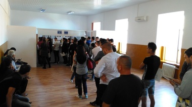 Program prelungit cu o oră la Serviciul Permise şi Înmatriculări Auto Argeş, unde de două zile este foarte aglomerat