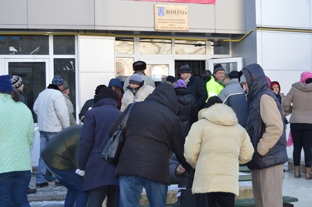 Vaslui: Aglomeraţie în faţa Agenţiei de Şomaj, unde sute de persoane au aşteptat câteva ore la rând în frig pentru a obţine viza pentru ajutorul social - FOTO