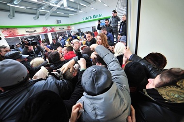 Peste 300 de persoane s-au îmbulzit ca să prindă tichete de cumpărături de 20 de lei oferite la inaugurarea unei pieţe; proprietarul spaţiului comercial, citat la Poliţia Locală - FOTO, VIDEO