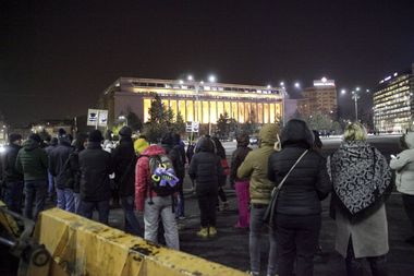 Câteva zeci de persoane protestează în Piaţa Victoriei, în timpul şedinţei de Guvern: "Jos labele de pe Justiţie" - FOTO