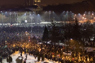 Peste 15.000 de persoane au protestat în Piaţa Victoriei, după ce Guvernul a adoptat legea graţierii şi modificarea codurilor penale. Manifestaţia s-a încheiat după mai bine de patru ore - FOTO, VIDEO