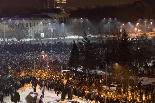 Peste 15.000 de persoane au protestat în Piaţa Victoriei, după ce Guvernul a adoptat legea graţierii şi modificarea codurilor penale. Manifestaţia s-a încheiat după mai bine de patru ore - FOTO, VIDEO